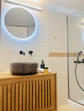 Dusch, hårtork, handdukar och tvål