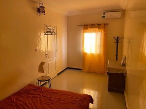 1 bedroom, iron/ironing board, travel cot, bed sheets - 10-minute walk from the beach, 2 rooms apartment! Ideal for a couple (Dakar)