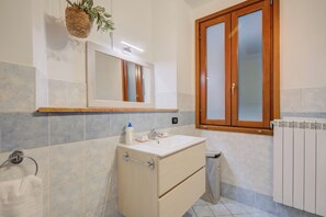 Shower, bidet, towels, soap