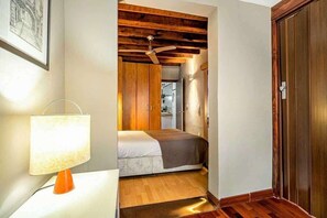 2 bedrooms, desk, iron/ironing board, WiFi