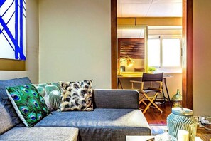 TV, offices - Paseo de Gracia sunny 2BR penthouse (Barcelona)