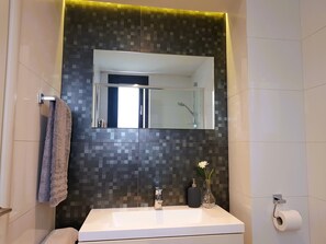 Douche, sèche-cheveux, serviettes fournies, savon