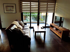 TV connectée, livres, chaîne hi-fi