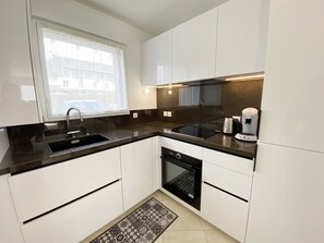 Kjøleskap, mikrobølgeovn, ovn og kaffetrakter/tekoker