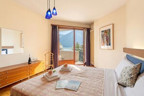 2 bedrooms, laptop workspace, iron/ironing board, free WiFi