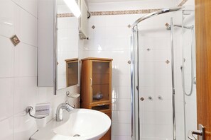 Standard Apartment, Multiple Bedrooms, 2 Bathrooms (Comfort Holiday In Paradiso) | Bathroom | Shower, hair dryer, bidet, towels