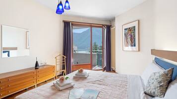 2 bedrooms, laptop workspace, iron/ironing board, free WiFi