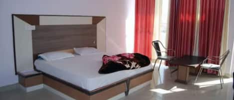 4 bedrooms, desk, free WiFi, bed sheets