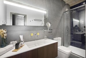 Dusche, Whirlpool, Haartrockner, Handtücher