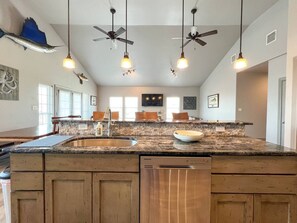 Fridge, microwave, oven, stovetop - Waterfront Canal+3BDR+Extended Stay Discounts (Corpus Christi)