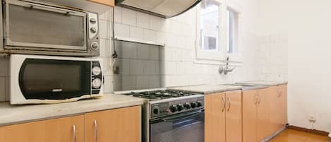 Fridge, microwave, oven, cookware/dishes/utensils