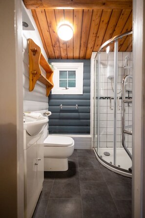 Comfort Cabin | Bathroom | Hair dryer, towels, toilet paper - Rural 3 Bed Log Cabin Getaway  (Blaenau Ffestiniog)