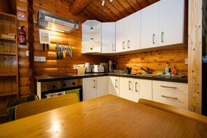 Comfort Cabin | Private kitchen | Fridge, microwave, oven, stovetop - Rural 3 Bed Log Cabin Getaway (Blaenau Ffestiniog)