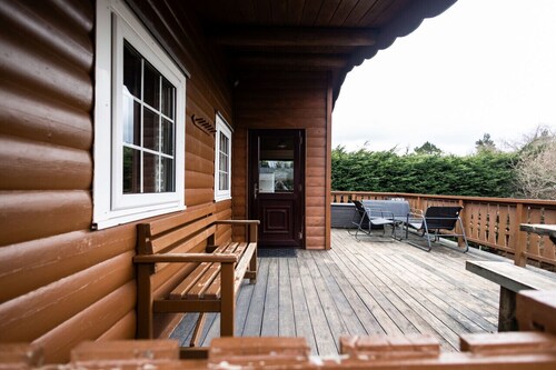 Rural 3 Bed Log Cabin Getaway 