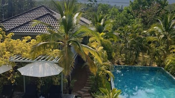 2 piscinas al aire libre (de 07:00 a 22:00), sombrillas, tumbonas