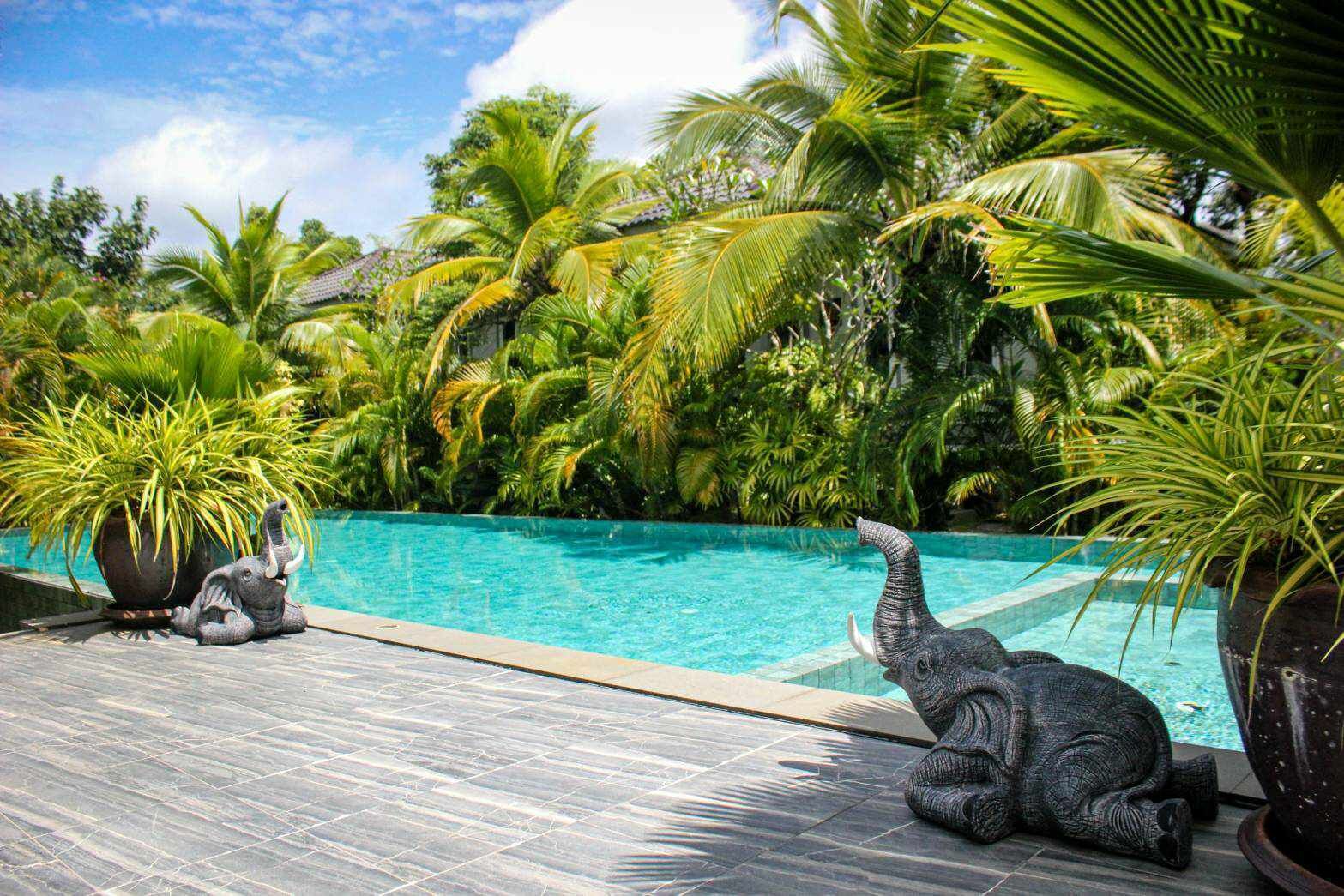 2 座室外游泳池，開放時間為 07:00 至 22:00，提供泳池遮陽傘和日光浴躺椅