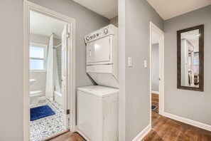 Shower, hair dryer - Cozy Atlanta Retreat (Atlanta)
