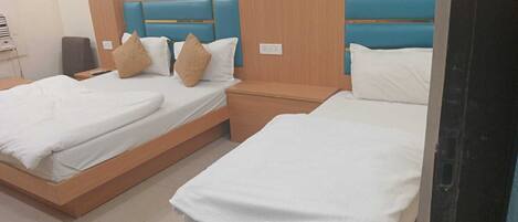 Comfort Triple Room | Desk, laptop workspace, free WiFi