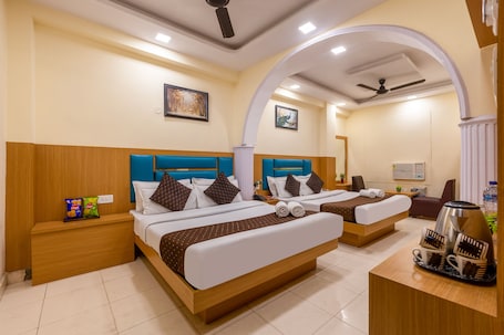 Habitación cuádruple familiar | Escritorio, espacio para trabajar con un portátil, wifi gratis. HOTEL ASHOKA CONTINENTAL