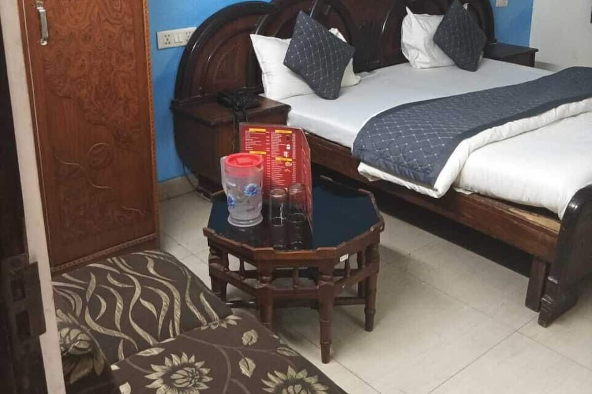 Escriptori, espai de treball apte per a portàtils i wifi gratuïta