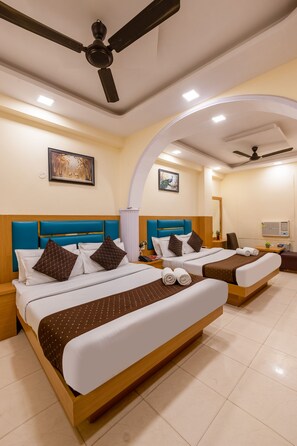 Family Quadruple Room | Desk, laptop workspace, soundproofing, free WiFi - HOTEL ASHOKA CONTINENTAL  (New Delhi)
