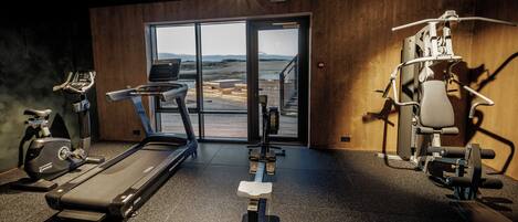 Een sportschool met loopbanden, elliptische trainers en krachtapparaten.