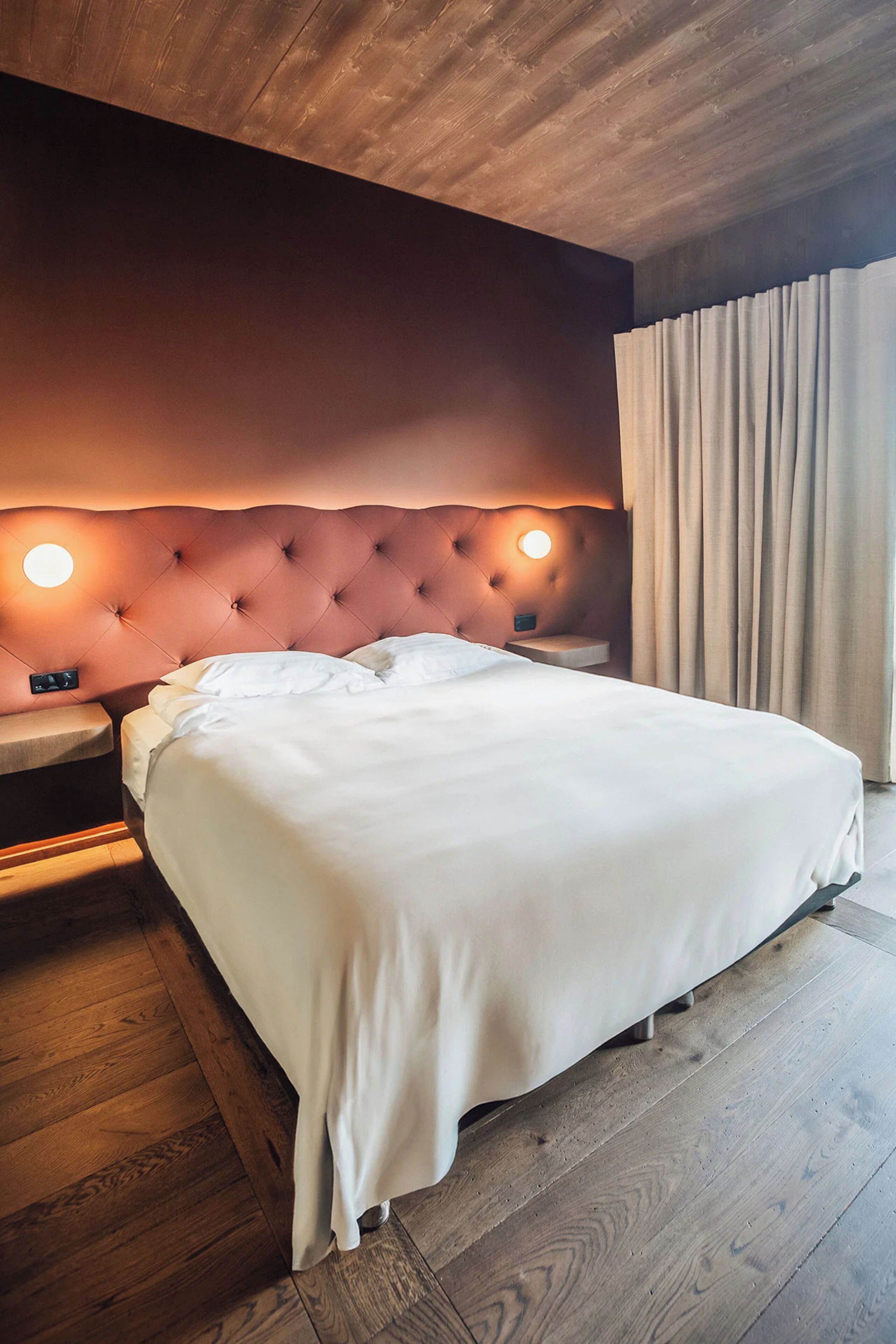 Literie hypoallergénique, rideaux occultants, chambres insonorisées