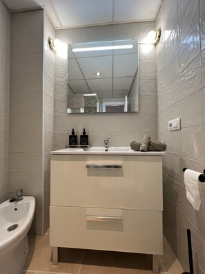 SĂšche-cheveux, bidet, serviettes fournies, savon