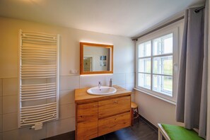 Sèche-cheveux, serviettes fournies, savon, shampoing