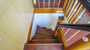A wooden staircase with a sign indicating 'Zu den Zimmern' (to the rooms). - Alandblick Inn (Wanzer)