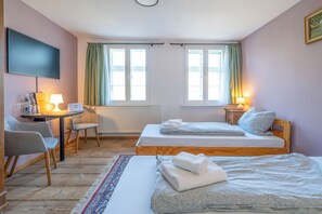 4 chambres, bureau, fer et planche à repasser, lit parapluie