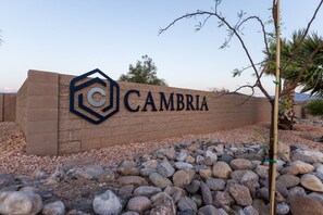 Un letrero con la palabra CAMBRIA y un logotipo.