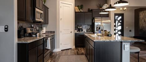 Geladeira, micro-ondas, fogão, cooktop