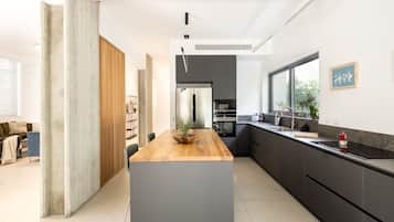 Nhà, sân hiên | Bếp riêng | Tủ lạnh, lò vi sóng, lò nướng, máy rửa bát