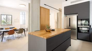 Rumah, patio | Dapur pribadi | Lemari es, microwave, oven, dan mesin pencuci piring