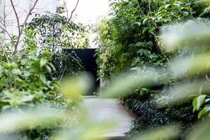 Pintu masuk properti