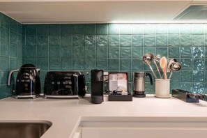 Fridge, microwave, oven, stovetop - Fervença Boutique Palace 15 by HostWise (Vila Nova de Gaia)