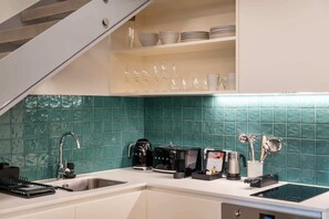 Réfrigérateur, micro-ondes, four, plaque de cuisson