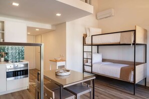 1 habitación, tabla de planchar con plancha, cuna de viaje y wifi 