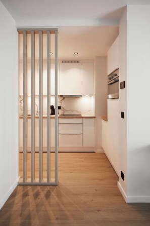 Appartement | Privékeuken | Een koelkast, een microgolfoven, een oven, een kookplaat