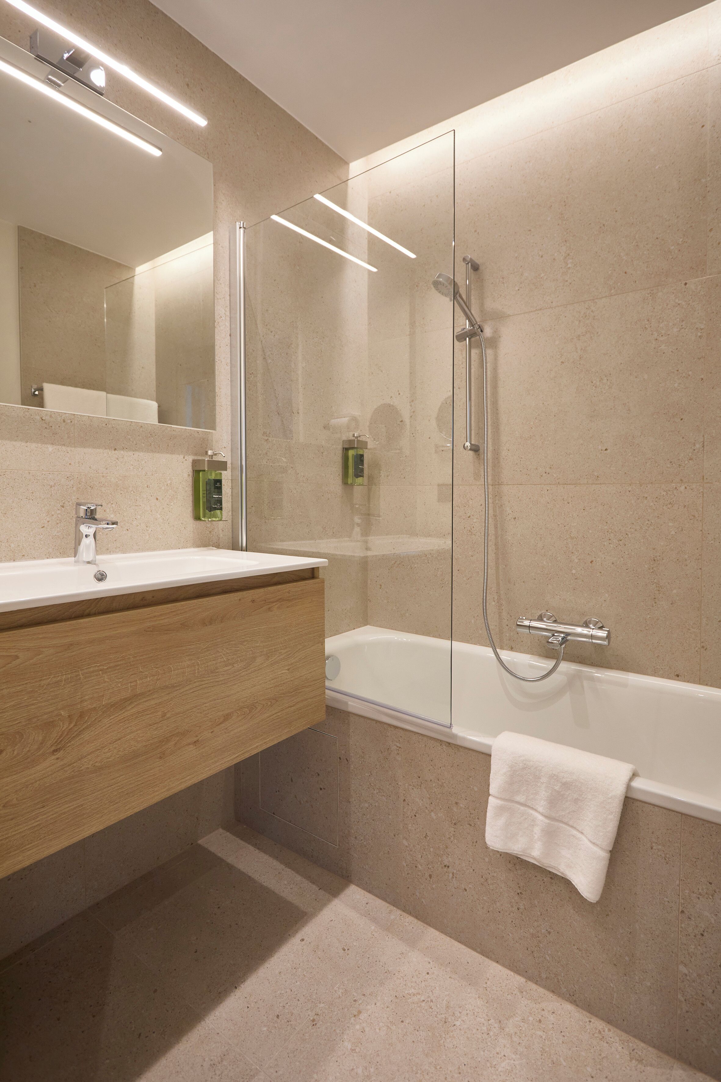 Superior appartement | Badkamer | Een haardroger, handdoeken, zeep, shampoo