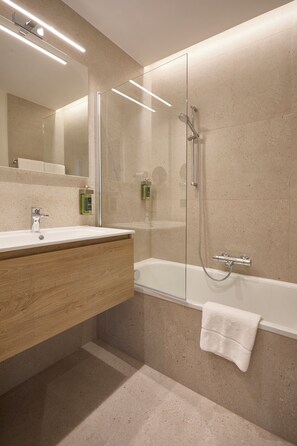 Superior Apartment | Bathroom | Hair dryer, towels, soap, shampoo - Appart Hotel Georges Henri (Brussels)