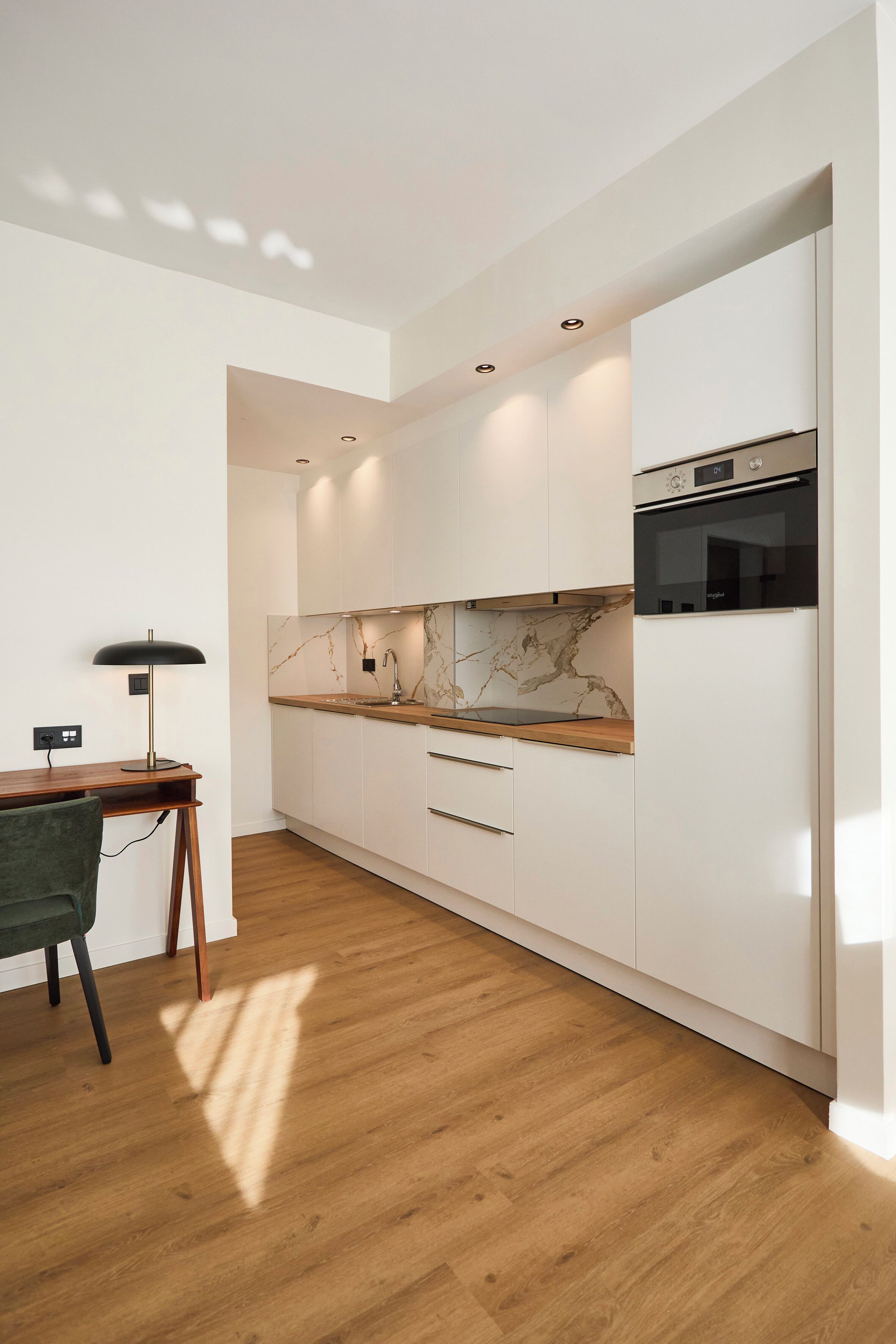 Superior appartement | Privékeuken | Een koelkast, een microgolfoven, een oven, een kookplaat