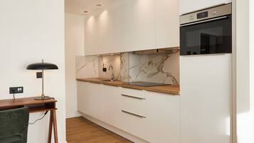 Superior appartement | Privékeuken | Een koelkast, een microgolfoven, een oven, een kookplaat
