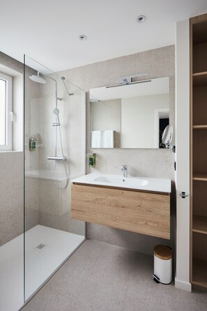 Apartemen | Kamar mandi | Pengering rambut, handuk, sabun, dan sampo
