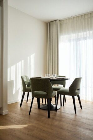 Apartamento superior | Área de estar | Smart TV 43 polegadas com canais a cabo, Netflix, serviços de streaming