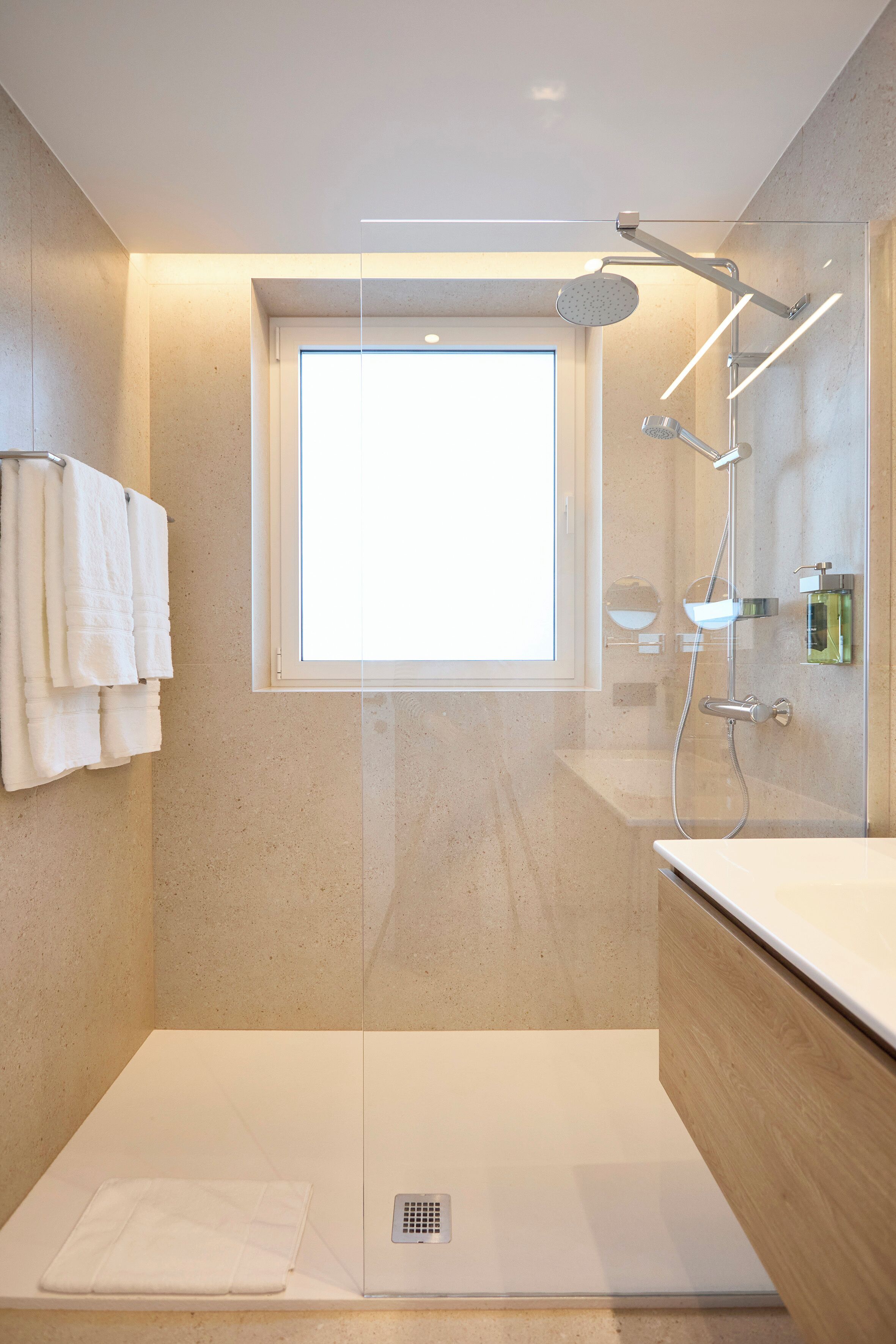 Superior appartement | Badkamer | Een haardroger, handdoeken, zeep, shampoo