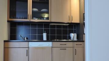 Een oven, een kookplaat, een vaatwasser, een koffiemolen