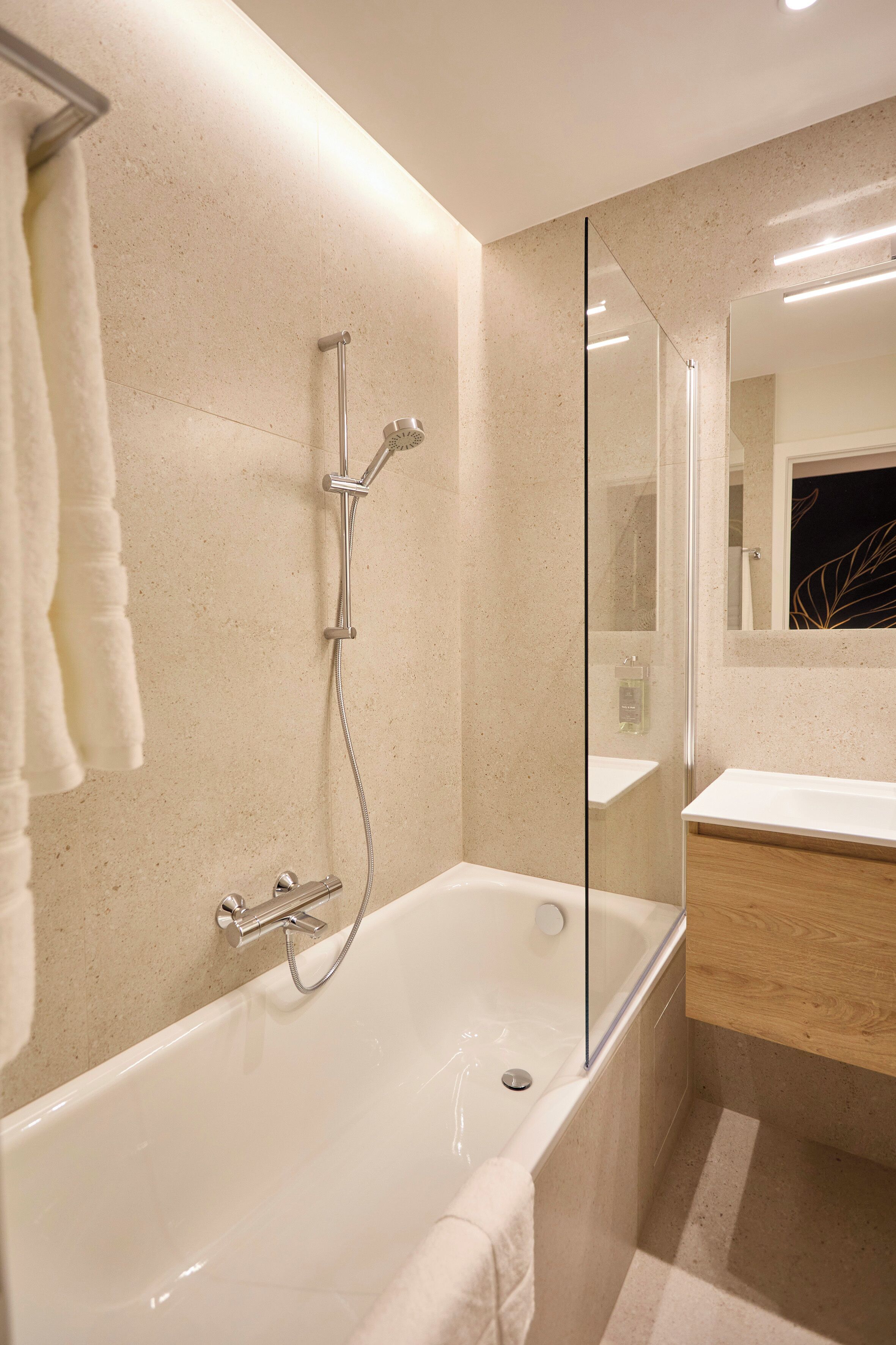 Superior appartement | Badkamer | Een haardroger, handdoeken, zeep, shampoo