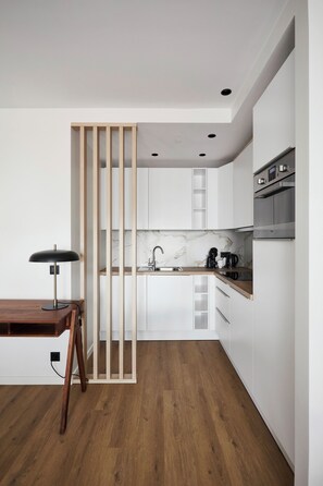 Appartement | Cuisine privée | Réfrigérateur, four à micro-ondes, un four, surface de cuisson